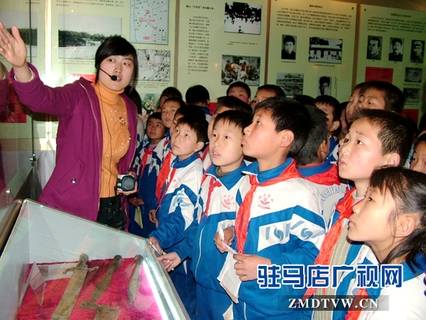 青少年學(xué)生參觀確山縣臨時治安委員會紀念館.JPG