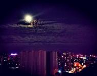夕陽落幕，醉了晚霞，牽來了明月。淡淡涼風(fēng)，蕩滌人間塵埃。