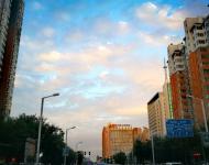 雨歇晚霞明，風(fēng)調(diào)夜景清。月高微暈散，云薄細(xì)鱗生。劉禹錫詩句