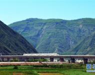 7月9日，一列高鐵列車行駛在寶蘭高鐵甘肅天水段南河川大橋上?！　〗陙恚袊哞F繼續(xù)保持快速發(fā)展步伐，“四縱四橫”高鐵網(wǎng)基本成形，技術(shù)成就贏得國際聲譽(yù)，服務(wù)品質(zhì)不斷攀升。中國高鐵已經(jīng)成為一張見證時(shí)代發(fā)展的名片。新華社發(fā)（武龍 攝）