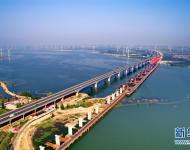 建設(shè)中的京張高鐵工程官廳水庫特大橋（6月27日攝）?！　〗陙恚袊哞F繼續(xù)保持快速發(fā)展步伐，“四縱四橫”高鐵網(wǎng)基本成形，技術(shù)成就贏得國際聲譽(yù)，服務(wù)品質(zhì)不斷攀升。中國高鐵已經(jīng)成為一張見證時(shí)代發(fā)展的名片。新華社記者 楊世堯 攝