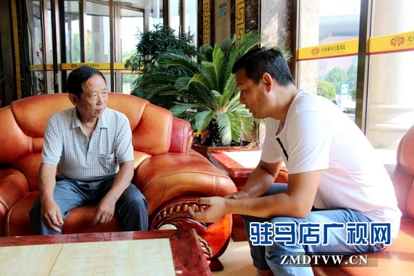 宏揚(yáng)豫劇團(tuán)團(tuán)長(zhǎng)楊偉與李雪太（左一）談劇情。.jpg