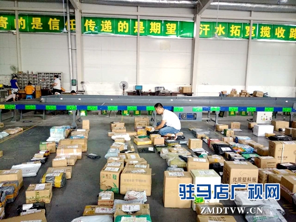 悶熱的郵件處理間不會影響分揀轉(zhuǎn)運人員的工作態(tài)度，看一排排擺放整齊的郵件，是我們認真工作的最好呈現(xiàn).jpg