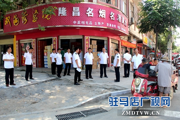 (圖二、檢查副食品商店的室內外環(huán)境衛(wèi)生等情況).jpg