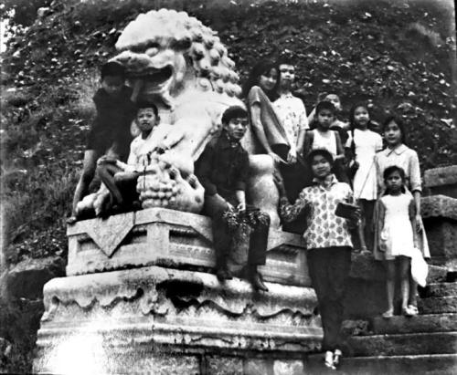 圖為20世紀(jì)60年代，奔舍那家族的孩子們?cè)诒本┮惶幑珗@合影。(照片由奔舍那家族提供)