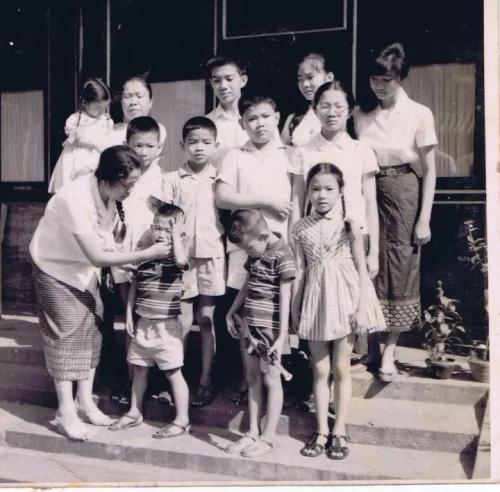 圖為20世紀(jì)60年代，奔舍那家族在北京的住所合影。(照片由奔舍那家族提供)