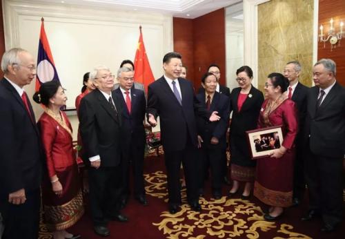 11月14日，中共中央總書記、國(guó)家主席習(xí)近平在萬(wàn)象下榻飯店會(huì)見老撾奔舍那家族友人。 記者蘭紅光攝