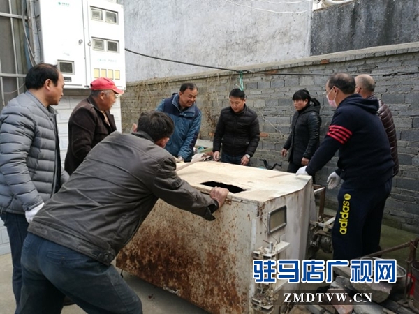 3、衛(wèi)計委工作人員集中移動廢品箱0.jpg