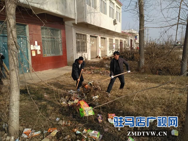 1、縣衛(wèi)計委主任韓志強、副主任揮銑上陣清垃圾.jpg