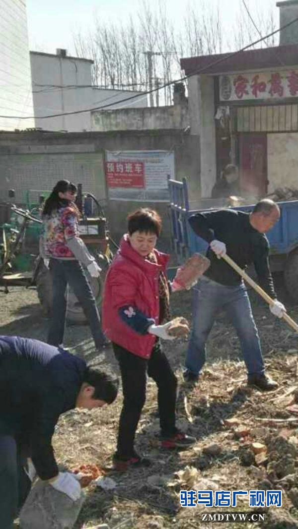 5、衛(wèi)計委工作人員用手撿磚塊1.jpg
