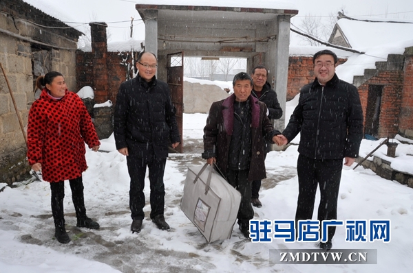 1月6日上午，泌陽法院黨組書記、院長黃依群來到春水鎮(zhèn)看望貧困戶，送溫暖。.JPG