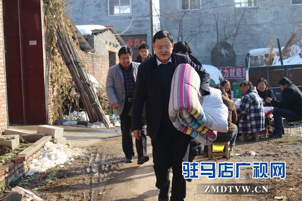 古塔街道黨工委書記施惠杰（前一）、街道辦事處主任張冬（左一）到村里慰問困難殘疾人.JPG