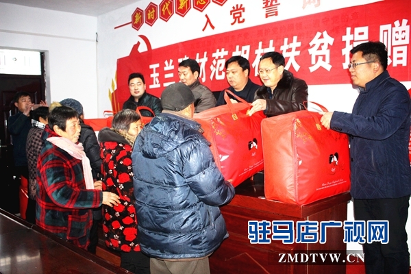 縣政協(xié)主席陳雁飛（左二）、古塔街道黨工委書記施惠杰（右二)、街道辦事處主任張冬（左一）、玉蘭建材有限公司董事長任玉振（右