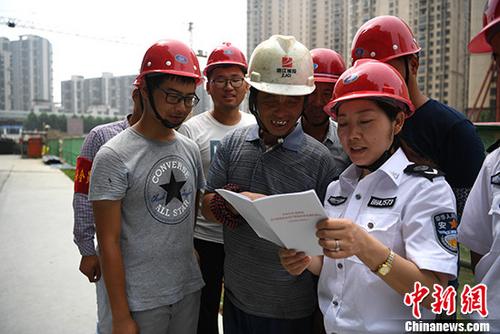 資料圖：安監(jiān)辦工作人員進(jìn)工地給農(nóng)民工普及安全生產(chǎn)知識(shí)。<ahttp://www.chinanews.com/'>中新社</a>記者 韓蘇原 攝