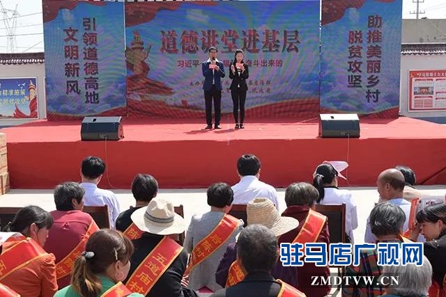01文明助脫貧！上蔡縣委宣傳部把道德講堂辦到村民家門口.jpg