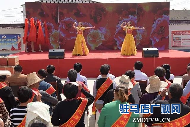 06文明助脫貧！上蔡縣委宣傳部把道德講堂辦到村民家門口.jpg