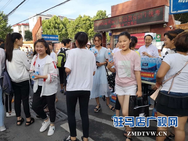 駐馬店民生醫(yī)院愛心送水 祝?？忌八角伞? width=