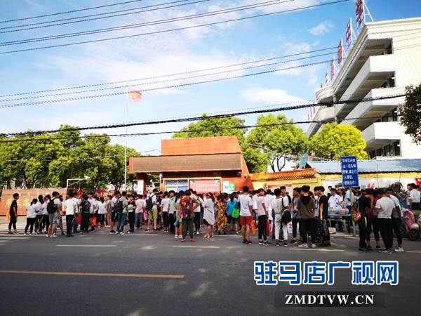 駐馬店民生醫(yī)院愛心送水 祝?？忌八角伞? width=
