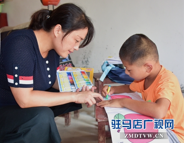 “阿姨，俺給您說(shuō)個(gè)悄悄話”