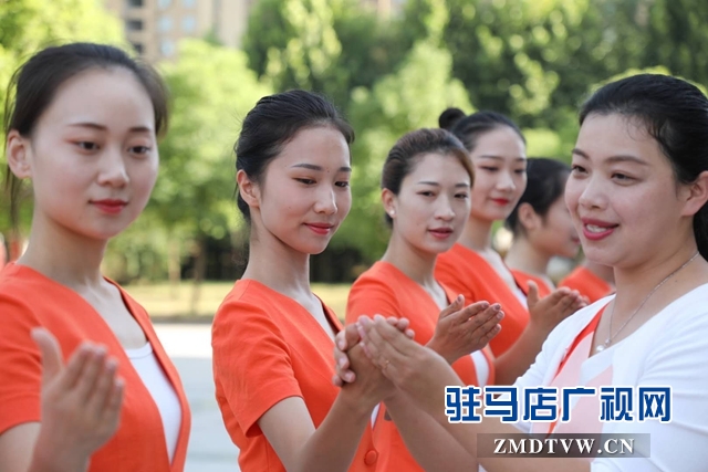 第二十一屆“中國(guó)農(nóng)加工洽談會(huì)”政務(wù)講解員集體換裝亮相