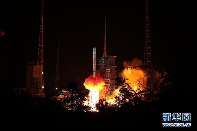 9月19日22時07分，我國在西昌衛(wèi)星發(fā)射中心用長征三號乙運載火箭（及遠征一號上面級），以“一箭雙星”方式成功發(fā)射兩顆北斗導航衛(wèi)星。 新華社發(fā)（梁珂巖 攝）