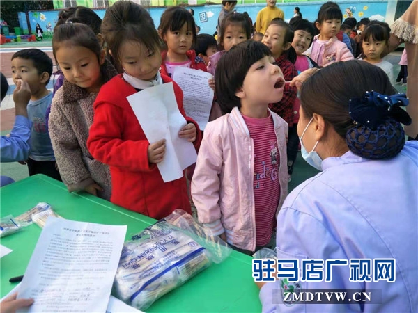 駐馬店市口腔醫(yī)院聯(lián)合駐馬店市實驗幼兒園免費為幼兒進(jìn)行乳牙涂氟防齲工作