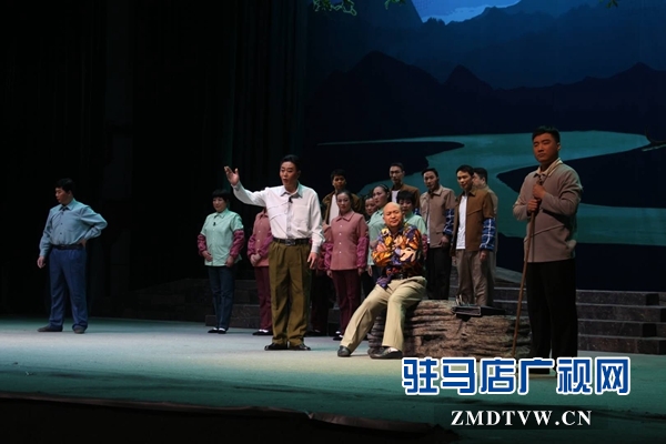 原創(chuàng)豫劇現(xiàn)代戲《追夢》首場演出獲市民點(diǎn)贊