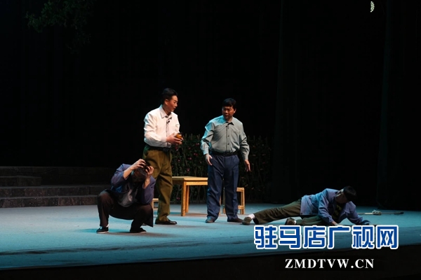 原創(chuàng)豫劇現(xiàn)代戲《追夢》首場演出獲市民點(diǎn)贊
