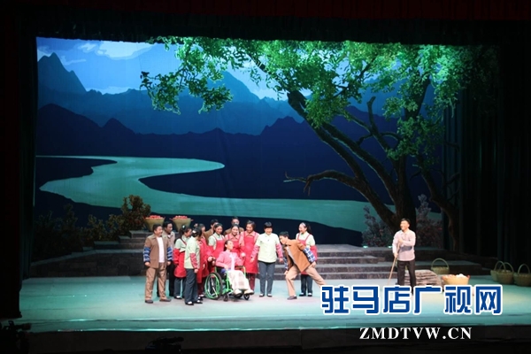 原創(chuàng)豫劇現(xiàn)代戲《追夢》首場演出獲市民點(diǎn)贊