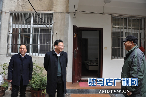  中原銀行駐馬店分行黨委書記、行長萬三華一行走訪慰問困難職工
