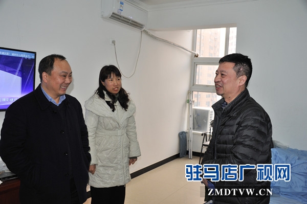  中原銀行駐馬店分行副行長陳惠軍一行慰問信息技術(shù)部困難職工