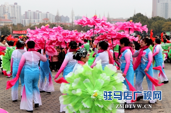 舞龍、耍獅、扭秧歌 駐馬店民間藝術(shù)展演吸引數(shù)千市民圍觀