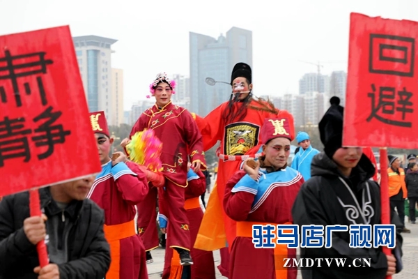 舞龍、耍獅、扭秧歌 駐馬店民間藝術(shù)展演吸引數(shù)千市民圍觀