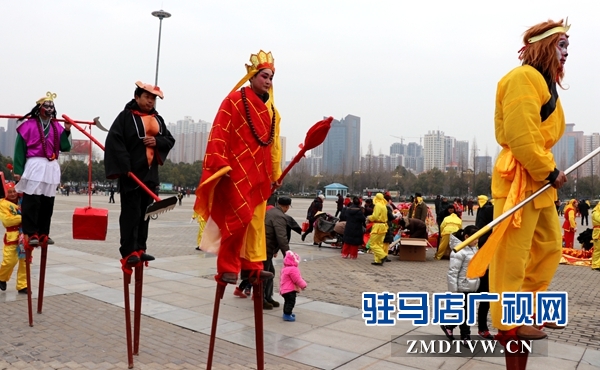 舞龍、耍獅、扭秧歌 駐馬店民間藝術(shù)展演吸引數(shù)千市民圍觀