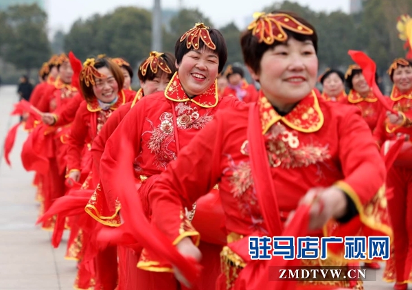 舞龍、耍獅、扭秧歌 駐馬店民間藝術(shù)展演吸引數(shù)千市民圍觀