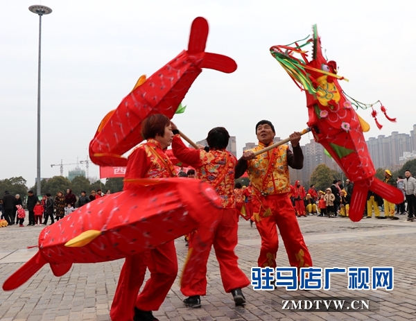 舞龍、耍獅、扭秧歌 駐馬店民間藝術(shù)展演吸引數(shù)千市民圍觀