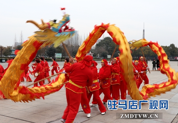 舞龍、耍獅、扭秧歌 駐馬店民間藝術(shù)展演吸引數(shù)千市民圍觀