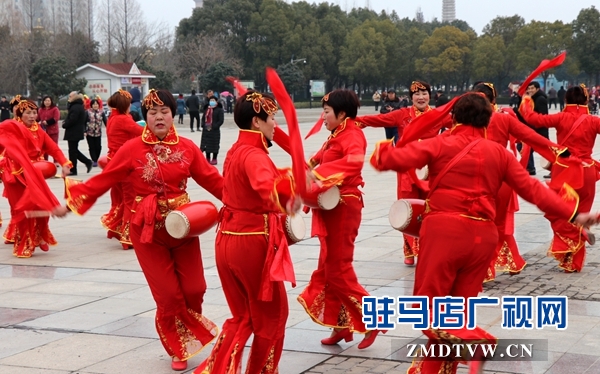 舞龍、耍獅、扭秧歌 駐馬店民間藝術(shù)展演吸引數(shù)千市民圍觀