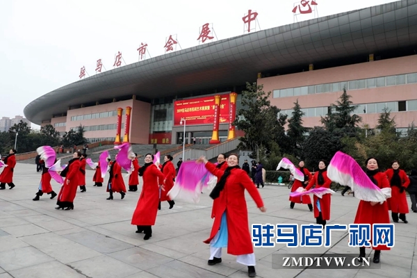 舞龍、耍獅、扭秧歌 駐馬店民間藝術(shù)展演吸引數(shù)千市民圍觀