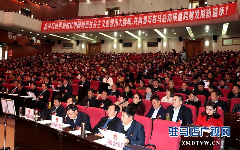 與會人大代表、政協(xié)委員聆聽工作報告