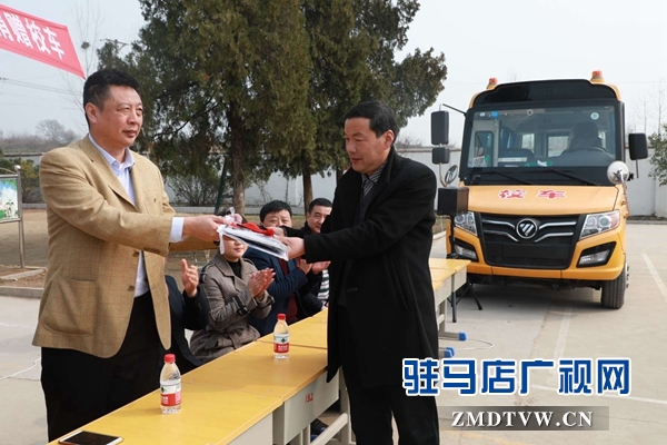  愛心企業(yè)向板橋鎮(zhèn)夏莊小學(xué)捐贈(zèng)校車護(hù)航留守兒童上學(xué)路