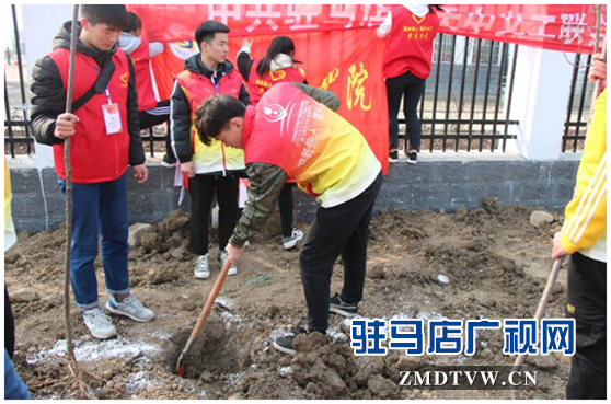 黃淮學(xué)院組織學(xué)生開(kāi)展義務(wù)植樹(shù)活動(dòng)