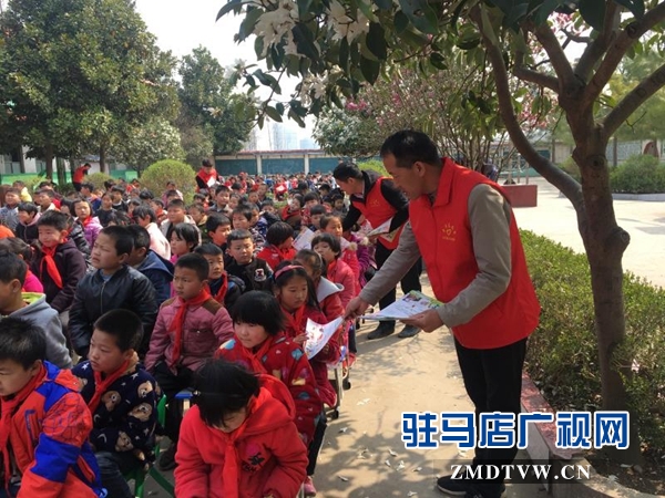 新蔡縣開展“全國中小學(xué)安全教育進校園” 宣傳活動