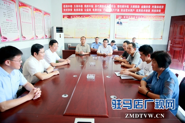 副市長郭淵（左2）、泌陽縣委書記張樹營（左3）、泌陽縣縣長魏華偉（左1）與駐馬店市公安局駐泌陽縣高邑鎮(zhèn)王灣村扶貧隊員親切