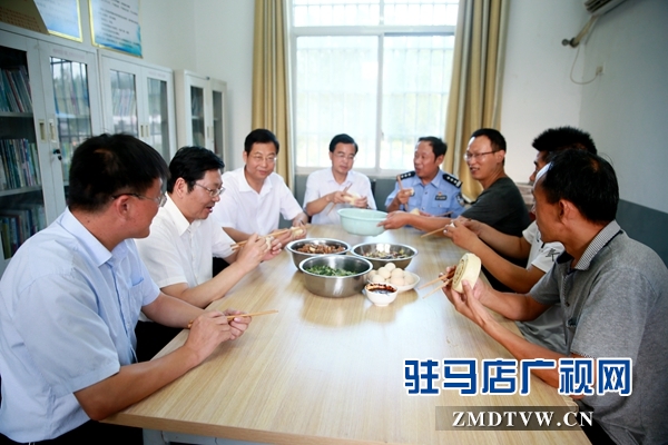 副市長郭淵（左2）、泌陽縣委書記張樹營（左3）、泌陽縣縣長魏華偉（左1）與市公安局駐村扶貧隊員共進晚餐.JPG