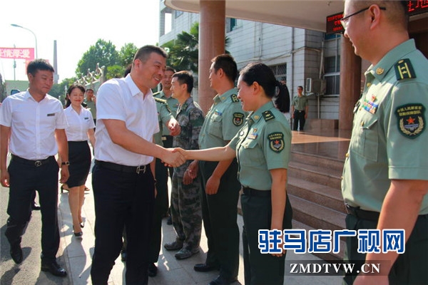 駐馬店市企業(yè)擁軍優(yōu)屬協(xié)會會長、青商會會長、鵬宇集團(tuán)創(chuàng)始人總裁朱新紅率隊開展八一建軍節(jié)慰問活動