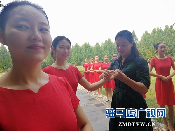 第二十二屆中國(guó)農(nóng)產(chǎn)品加工投洽會(huì)政務(wù)講解員換裝亮相