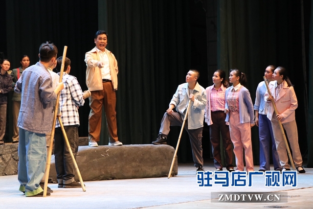 “不忘初心、牢記使命”主題教育大型現(xiàn)代戲《重渡溝》在駐馬店市巡演
