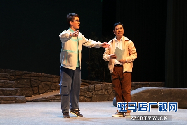“不忘初心、牢記使命”主題教育大型現(xiàn)代戲《重渡溝》在駐馬店市巡演