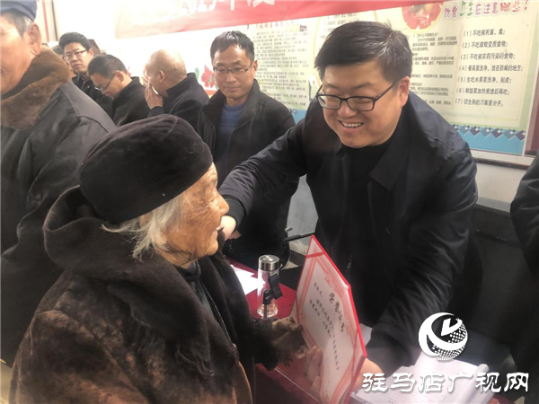 新蔡縣化莊鄉(xiāng)組織全體貧困戶召開2019年度講好脫貧故事暨脫貧攻堅(jiān)表彰大會